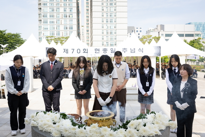 수원시 청소년의회회 의장단이 제70회 현충일 추념식에서 분향을 하고 있다.