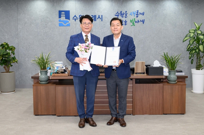 임명장 수여 후 이재준 수원시장(오른쪽)과 정길배 수원컨벤션센터 이사장이 기념촬영을 하고 있다.