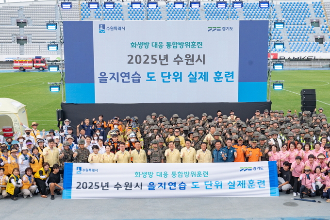이재준 시장(앞줄 가운데)과 훈련 참가자들이 함께하고 있다.