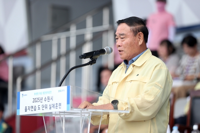  2025년 을지연습 실제훈련 화생방 대응 통합대응훈련 참석하여 인사말하는 이재식 수원특례시의회 의장