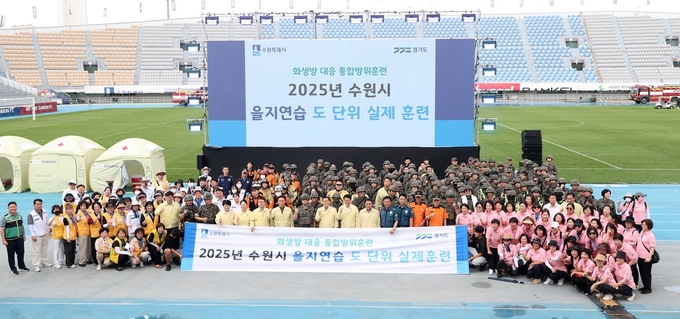  2025년 을지연습 실제훈련 화생방 대응 통합대응훈련 참석자들과 함께 하고 있다