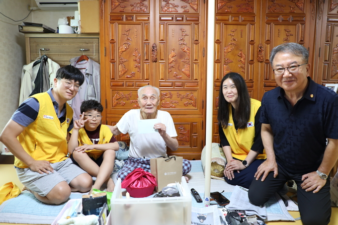 가족봉사단으로 참여한 고은(맨 왼쪽)씨와 가족들이 23일 독립운동가 후손의 집을 찾아 삼계탕과 선물을 전달한 뒤 기념촬영을 하고 있다.