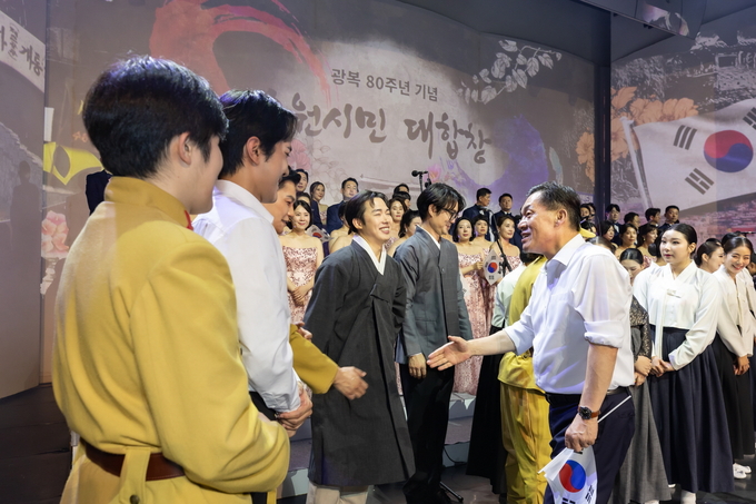 이재준 수원시장이 지난 8월15일 제1야외음악당에서 열린 수원시민대합창에 참여한 전문 예술인들과 인사를 나누고 있다.