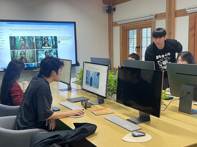  수원시가 올해 처음 시작한 AI미디어랩 프로그램에 참여한 예술인들이 AI 전문가의 지도를 받고 있다.