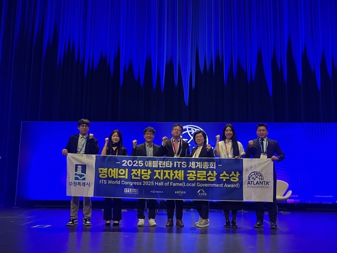 김현수 수원시 제1부시장(왼쪽 4번째)과 수원시 관계자들이 수상 후 기념촬영을 하고 있다.