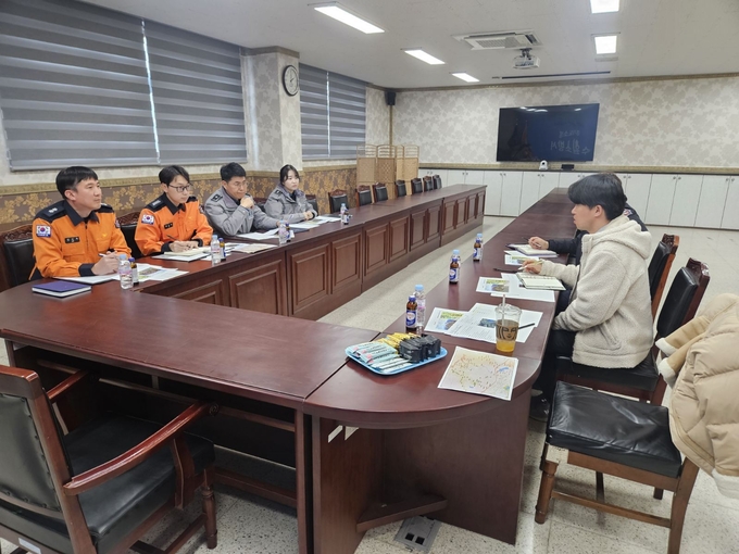 수원시, 소방서, 경찰서 관계자가 광교산·칠보산 안내시설물의 관리 번호 연계·위치정보 공유 방안을 논의하고 있다.
