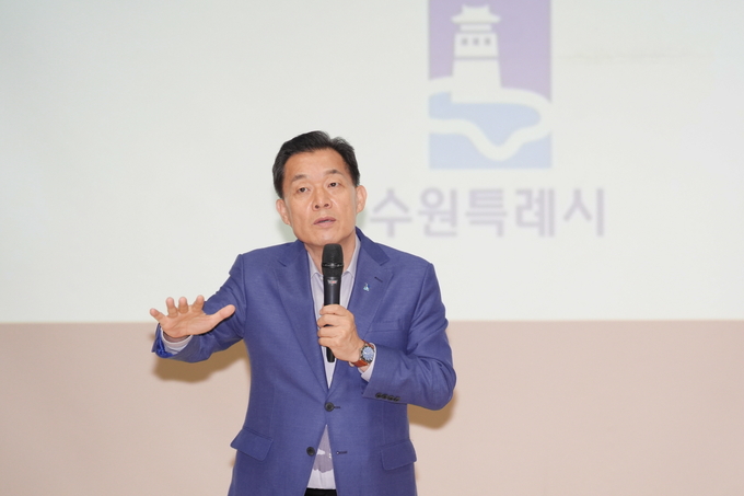 이재준 수원시장이 ‘2025년 공인중개사 집합 연수교육’에 앞서 인사말을 하고 있다.