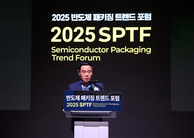 2025 차세대 반도체 패키징 산업전 개막식 참석하여 인사말하는 이재식 수원특례시의회 의장