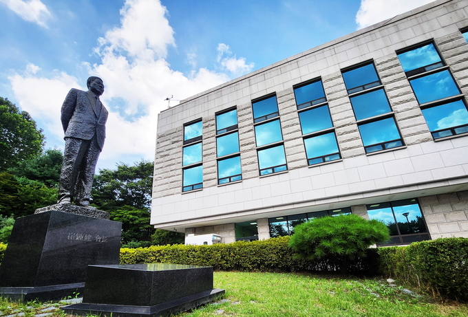 선경도서관 앞마당에 있는 최종건 선경그룹 고 창업회장의 동상