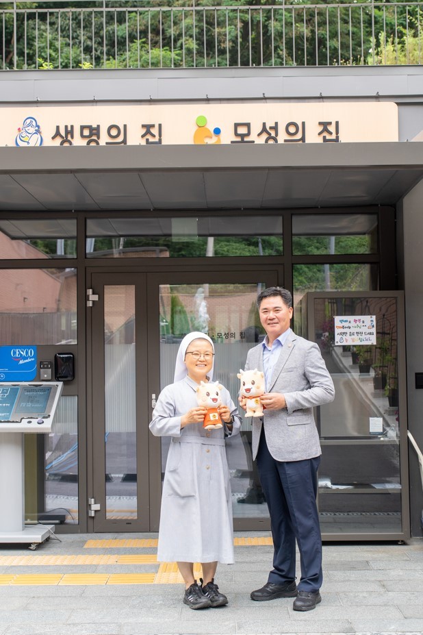 정하용 의원이 지난 25일 상하동 '생명의 집'을 방문해 고선애 수녀와 기념 촬영 하고 있다 [사진=경기도의회