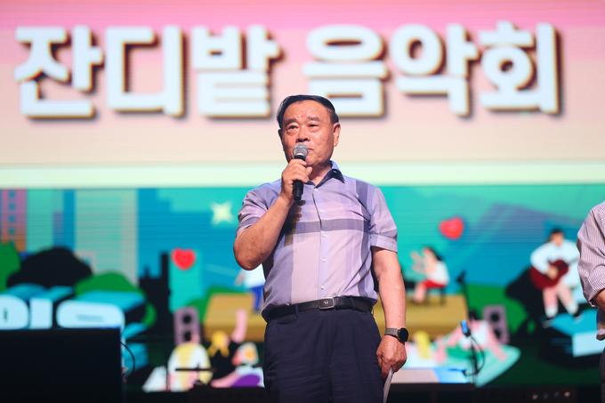 잔디밭음악회 ‘밤을 잊은 그대에게’ 공연 참석하여 축사하는 이재식 의장