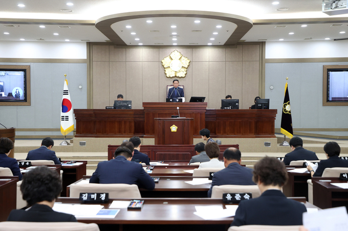 제395회 임시회 개회 참석하여 회의 주관하는 이재식 의장