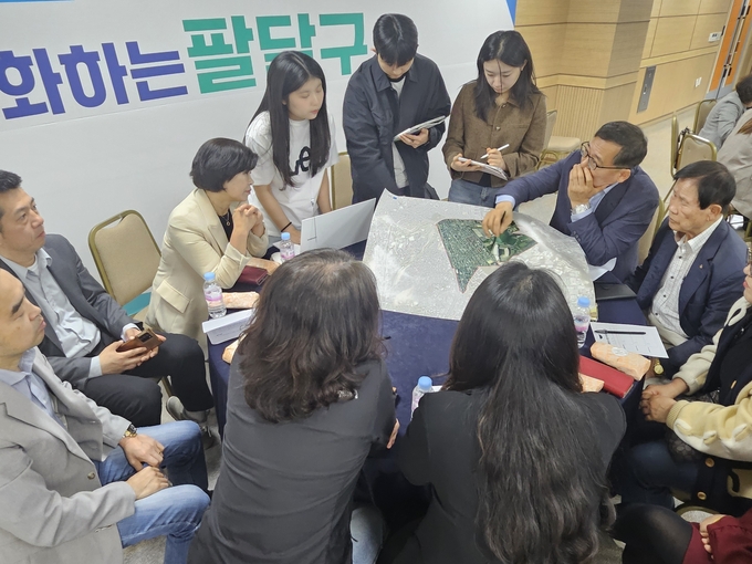 수원시 우리동네 자치계획 수립 워크숍에서 주민과 튜터진이 중장기 발전 계획을 수립하기 위해 머리를 맞대고 있다.