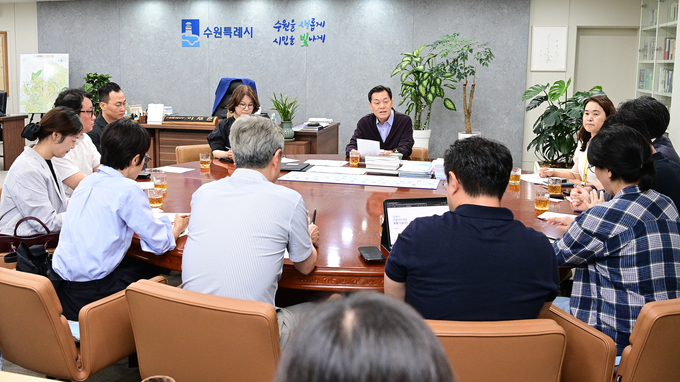 이재준 수원시장과 우리동네 자치계획 수립지원단 튜터진이 간담회를 하고 있다.