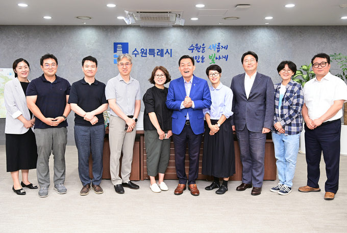 이재준 수원시장과 우리동네 자치계획 수립지원단 튜터진이 간담회 후 기념촬영을 하고 있다.
