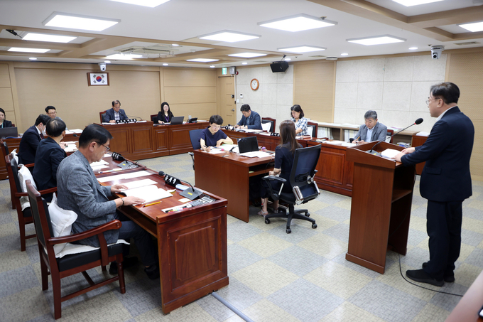 도시미래위원회 2025년도 주요업무 추진실적 보고 청취하고 있다