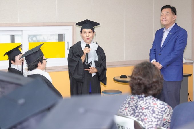 수원제일평생학교 졸업생이 소감을 발표하고 있다.