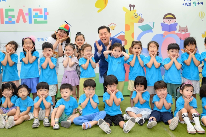 이재준 수원시장이 어린이들과 ‘지구와 공존하는 우리’를 주제로 동화를 만들고 기념촬영을 하고 있다.
