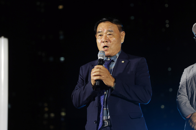  2025 수원 드론·불꽃 축제에서 인사말하는 이재식 의장