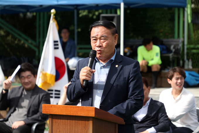 제33회 권선구청장배 생활체육 축구대회 인사말을 하고 있다
