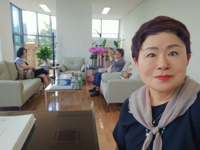 지난 4일 회장실을 찾은 본보 김현섭 대표이사와 엄민영 시온산업개발 회장이 취재 및 안부 인사를 나누고 있다'고정희 기자
