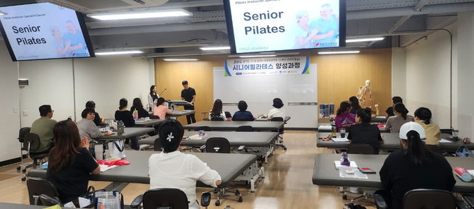 수원시가 신중년 일자리 거점사업으로 추진한 수원여자대학교 시니어 필라테스 지도자 양성 교육 장면.