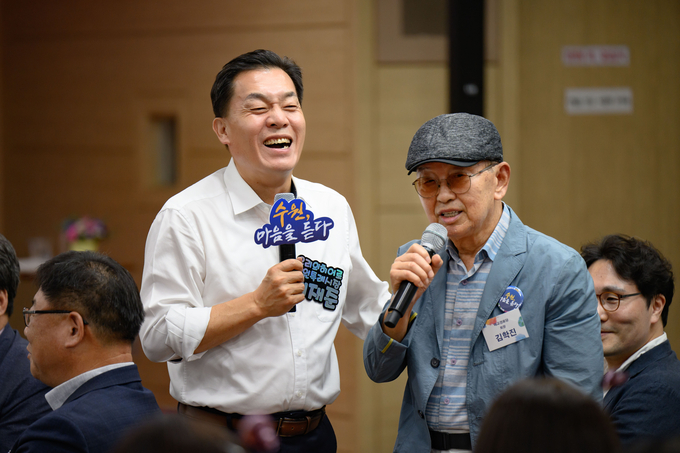 ‘2025 새빛만남’을 시작한 이재준 수원시장이 매교동 주민과 대화를 나누며 활짝 웃고 있다.