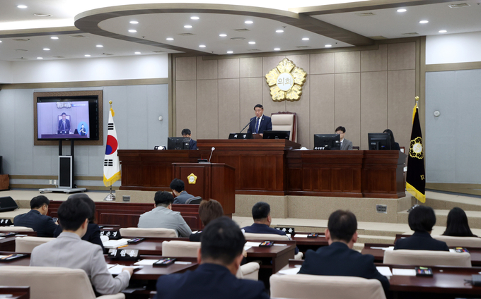 제395회 임시회 폐회 선언를 하는 이재식 의장