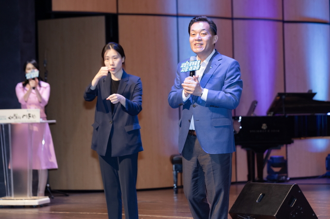 이재준 수원시장이 제3회 발달장애인 문화예술페스티벌 ‘새빛으로 어울림’에서 인사말을 하고 있다.