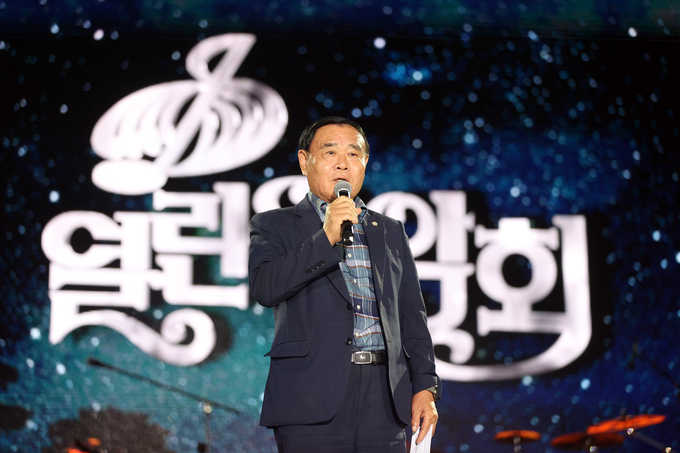 시 승격 76주년, KBS 열린음악회 참석하여 안사말하는 이재식 의장 