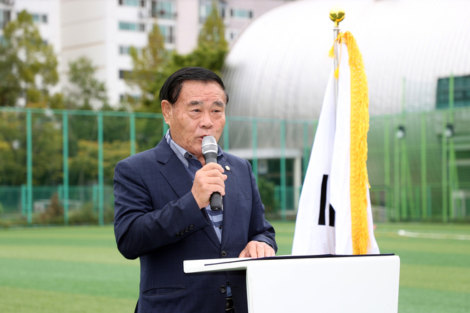 제1회 수원특례시의회 의장배 그라운드 골프 대회 참석하여 인사말하는 이재식 의장
