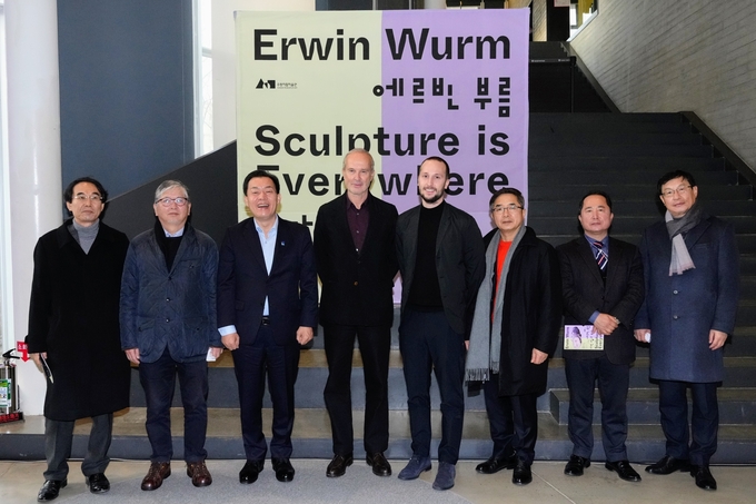 지난 2022년 12월 수원시립미술관이 개최한 에르빈 부름 개인전 개막식에서 이재준 수원특례시장과 작가가 기념 촬영을 하고 있다.