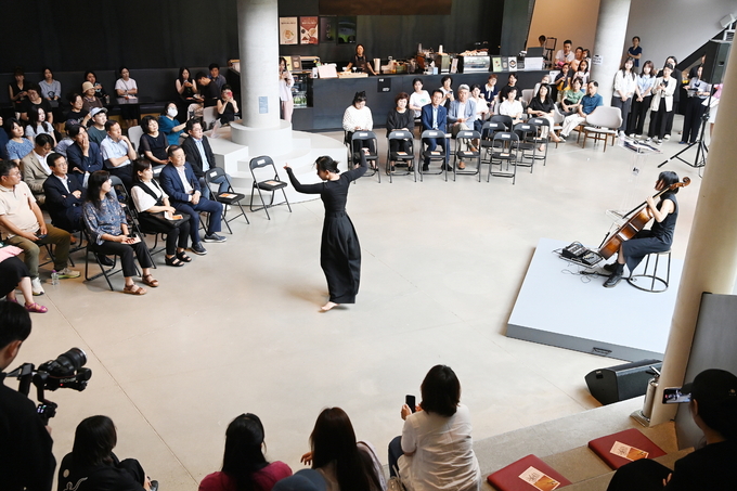 지난해 7월 올리비에 드브레 개막전이 열린 수원시립미술관 로비에서 문화 행사가 진행되고 있다.