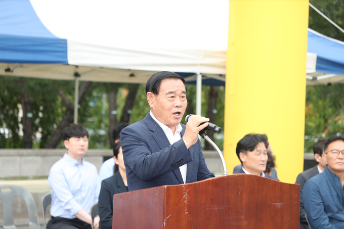 이재식 의장이 인사말을 하고 있다