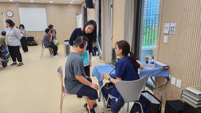 발달‧뇌병변 장애인을 대상으로 무료 건강검진하는 모습