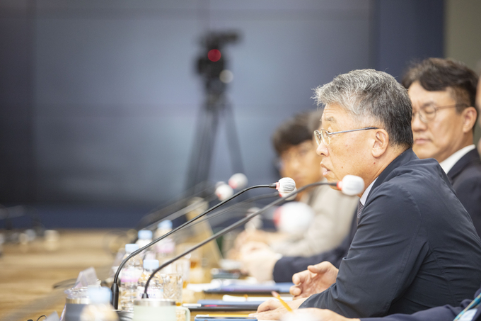 아주대학교 최기주 총장이 19일 평택시청에서 기자회견을 하고 있다.