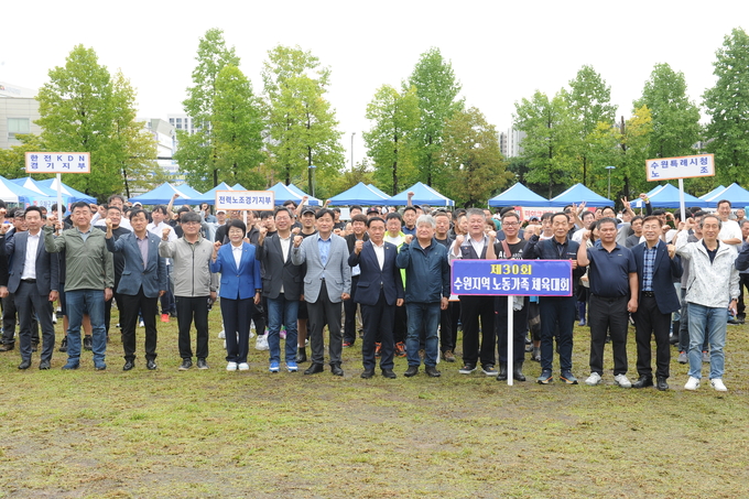 이재식 의장과 노사민정 가족 화합 한마당 개회식 참석자들 기념사진 