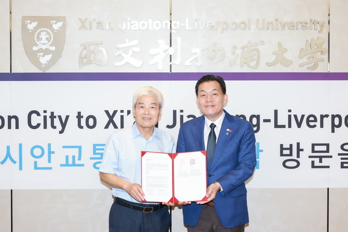 이재준 수원시장(오른쪽)과 시안교통리버풀대학교 시 유민 총장이 협약 후 함께하고 있다.