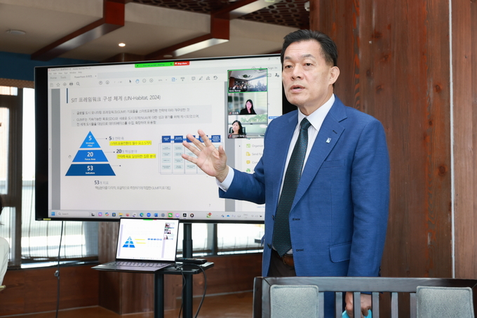 이재준 시장이 ‘스마트포용전환 진단 프로젝트 중간 보고회’에서 발언하고 있다.