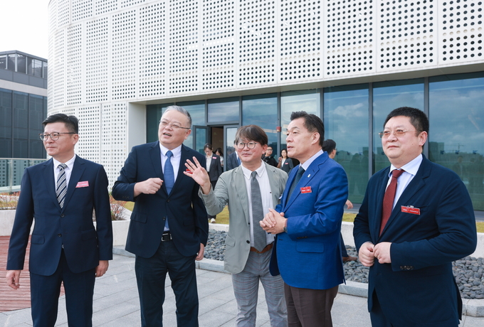 이재준 시장이 동방미곡에 대한 설명을 듣고 있다.