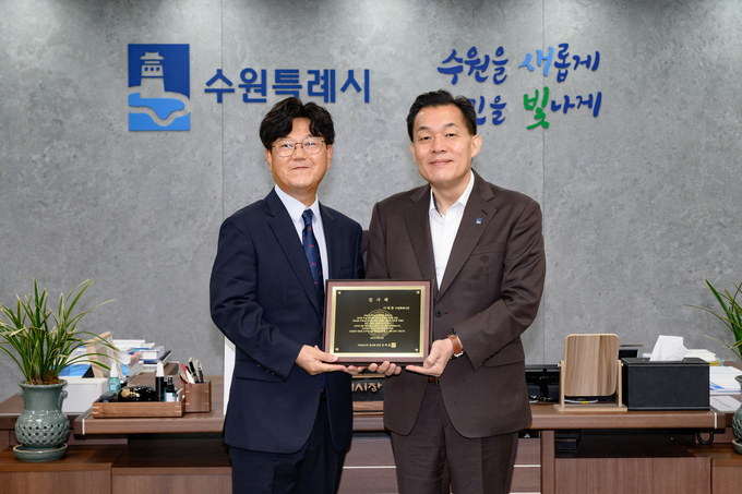 감사패 전달 후 이재준 수원시장(오른쪽)과 임애훈 아리조나한인회장이 기념촬영을 하고 있다.
