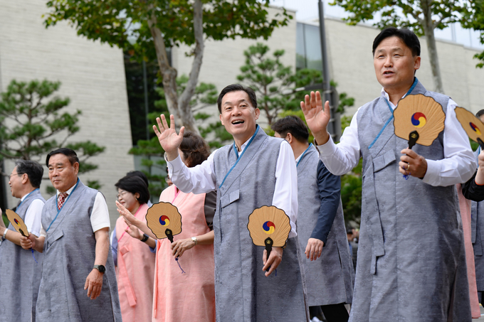 이재준 시장(가운데), 이재식 수원시의회 의장(왼쪽), 김영진(수원시병 의원)이 관람객들과 인사하고 있다.