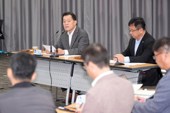 이재준 수원시장이 29일 시청 중회의실에서 열린 10월 확대간부회의에서 발언하고 있다.