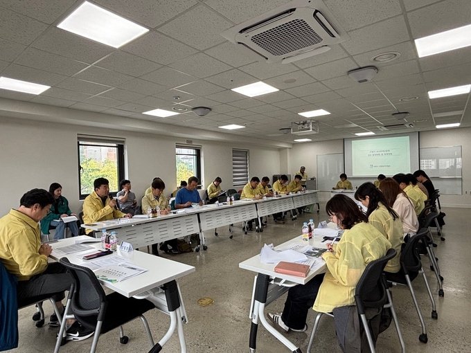9월 30일 영흥수목원 가든교육장에서 ‘소나무재선충병 긴급 중앙방제대책회의’를 열고 있다.