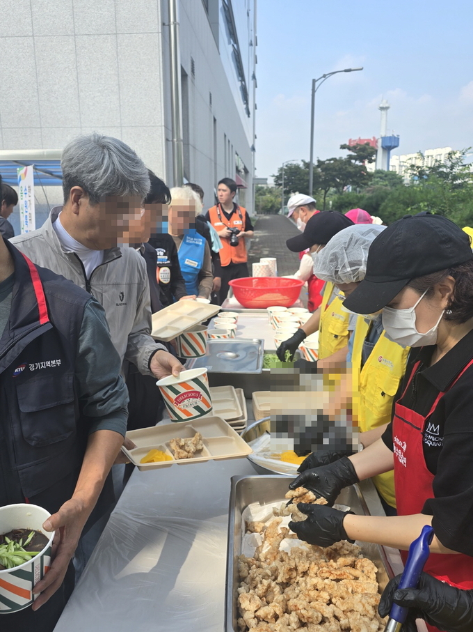 1일 오전 11시 수원종합운동장에서 열린 ‘찾아가는 밥차’에 한국노총과 민주노총 이동노동자들이 참여해 짜장면과 탕수육을 배식받고 있다.