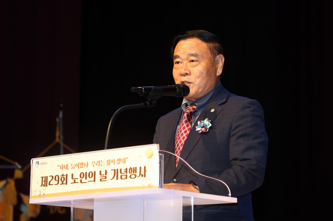 제29회 ‘노인의 날’기념행사 축사하는 이재식 의장