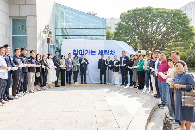 이재준(중앙 왼쪽) 수원특례시장과 장정희(중앙 왼쪽에서 두 번째) 수원특례시의회 기획경제위원장, 창성수(중앙 오른쪽) MG새마을금고 지역나눔재단 사무국장을 비롯해 자원봉사단체장들이 2일 오전 수원시청 본관 앞에서 찾아가는 세탁차 제막식 기념촬영을 하고 있다.