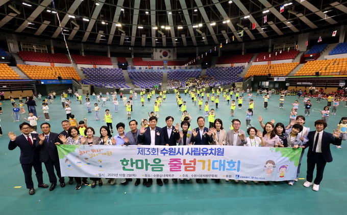 현근택 수원시 제2부시장, 김승원(수원시갑) 의원, 수원시의회 의원 등이 어린이들과 함께하고 있다.