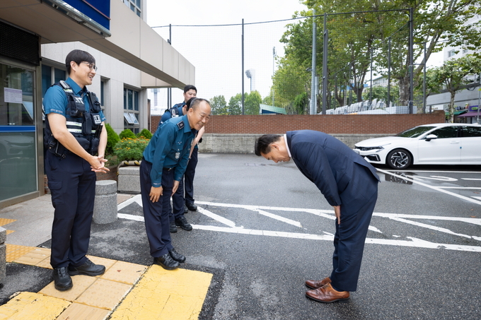 이재준 시장이 장안지구대에 경찰들에게 감사인사를 하고 있다.