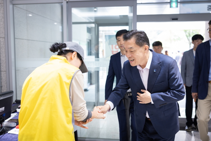이재준 시장이 연화장 근무자와 인사하고 있다.